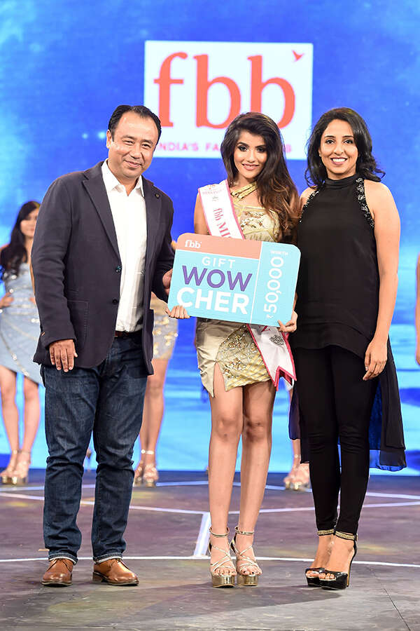 Fbb Miss Fashion Icon Aditi Hundia Felicitated By Krishna Thingbaijam Head Of Design Future Group And Nivedita Saboo Ace Designer Photogallery