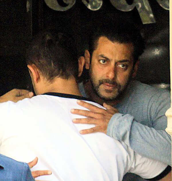 Salman hugging Aamir Khan