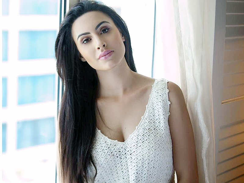 Stunning Deana Uppal all set to play a powerful role in her movie 'Hard Kaur'