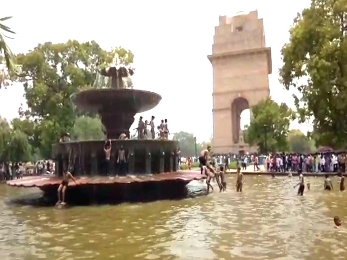 People throng India Gate on Eid; kids jump into ponds to beat the heat