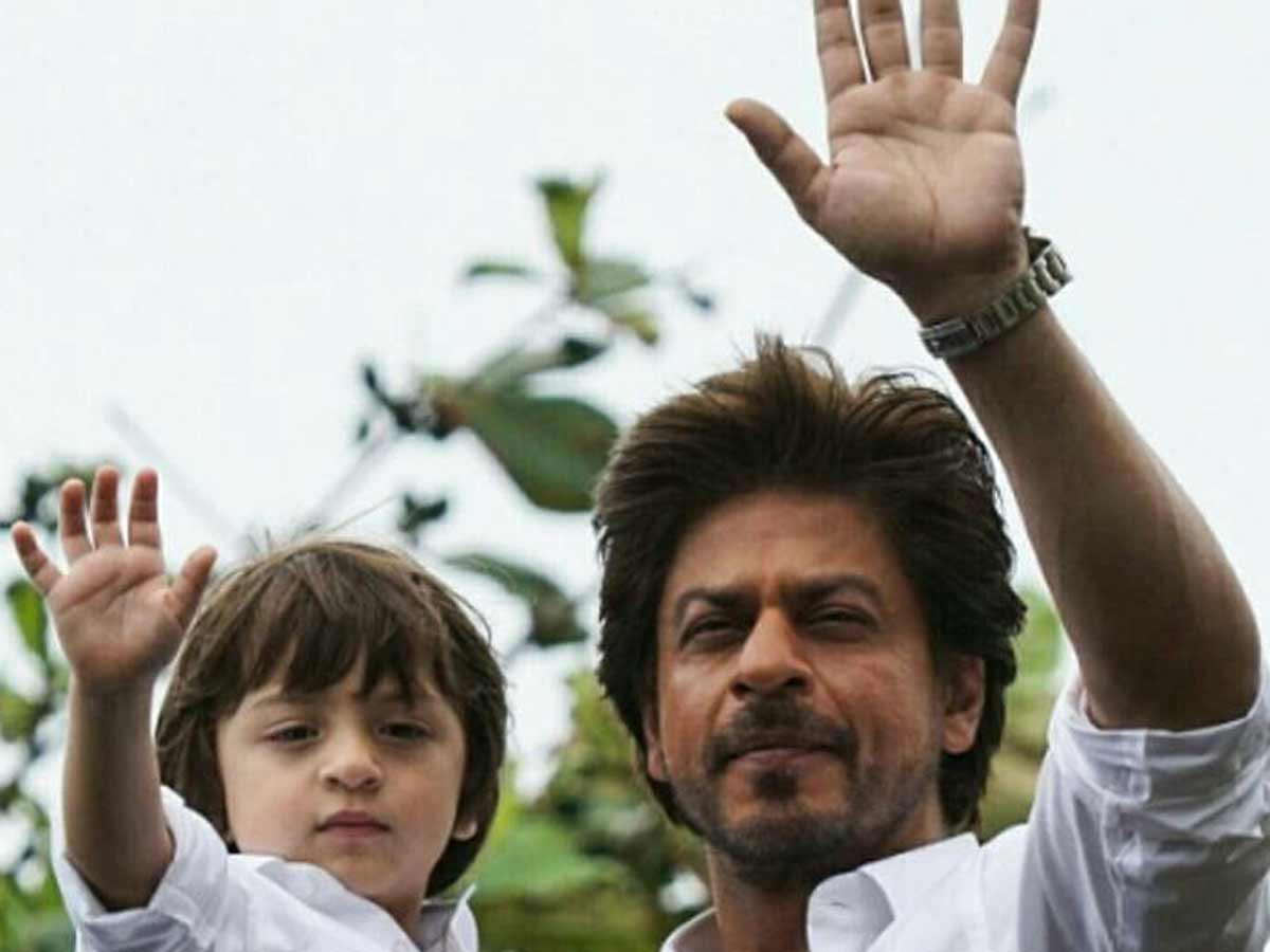 Shah Rukh Khan greets fans on Eid with AbRam by his side