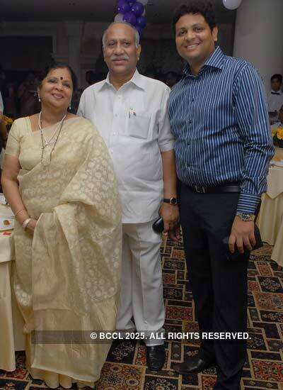 Manoj, Manisha's 33rd anniv.