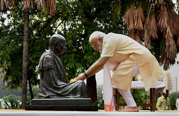 Narendra Modi paying tribute to Mahatma Gandhi
