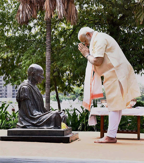 Narendra Modi paying tribute to Mahatma Gandhi