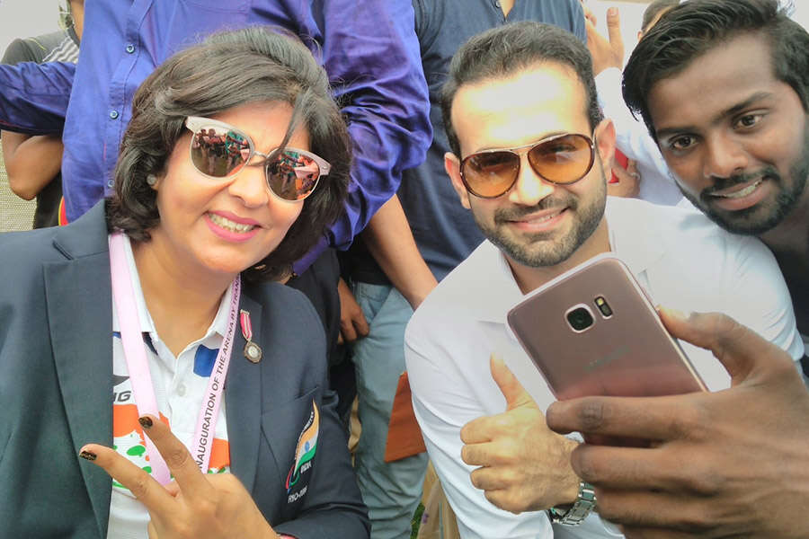 Deepa Malik&rlm; and Irfan Pathan pose for a selfie