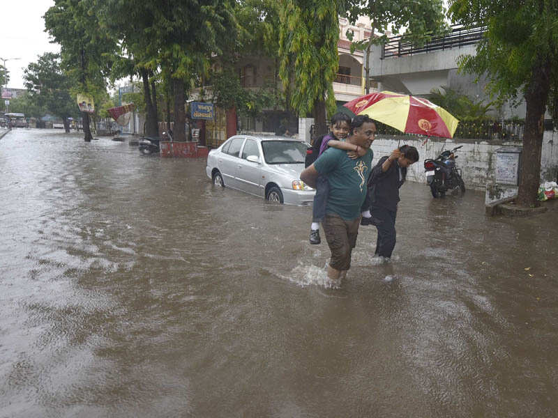наводнение на дальнем востоке 2013. сезон дождей в индии. индийская полиция. паводок. ливни на востоке.