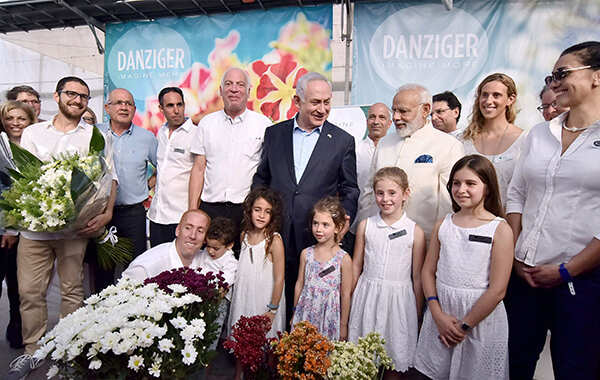 Narendra Modi poses with his Israeli counterpart Benjamin Netanyahu