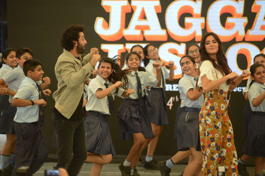 Ranbir Kapoor and Katrina Kaif shakes a leg with students