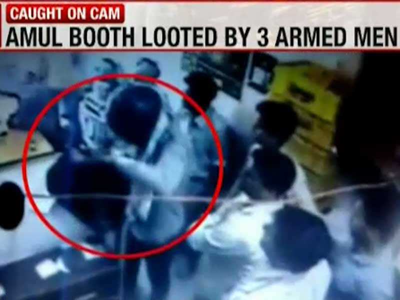 Caught on cam: 3 armed men loot Rs 10 lakh from dairy booth in Delhi