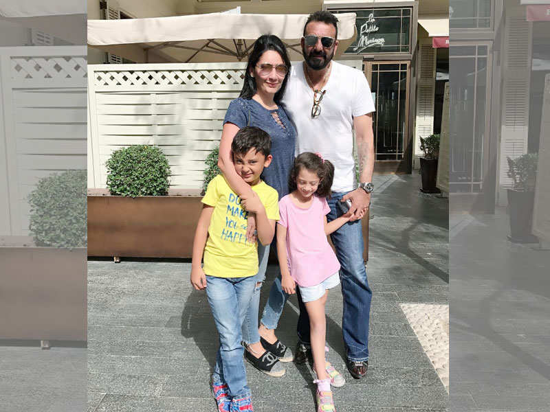 Maanayata Dutt shares a cute family picture while on vacation
