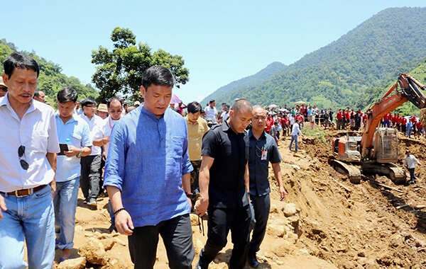 Pema Khandu visits the lanslide-hit Laptap village