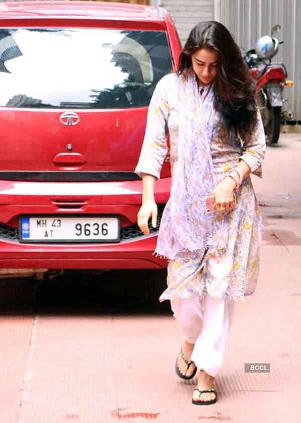 Sara Ali Khan gets upset with the paparazzi, avoids getting clicked