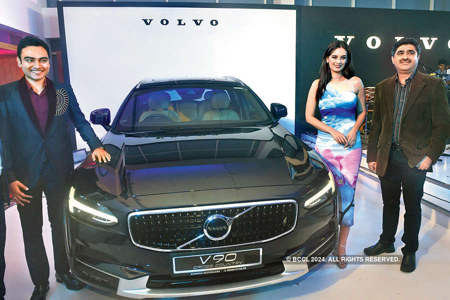 Evelyn Sharma unveils luxury car