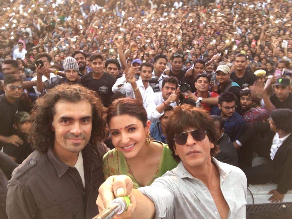 Shah Rukh Khan And Anushka Sharma Treat Harry And Sejal To Banarasi Paan.  See Pics