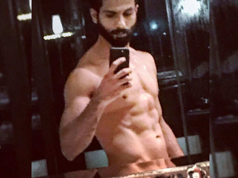 Shahid Kapoor flaunts his chiselled abs in shirtless selfie