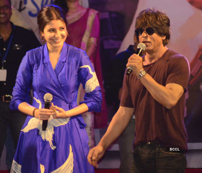 Anushka Sharma and Shah Rukh Khan interacting with the audience
