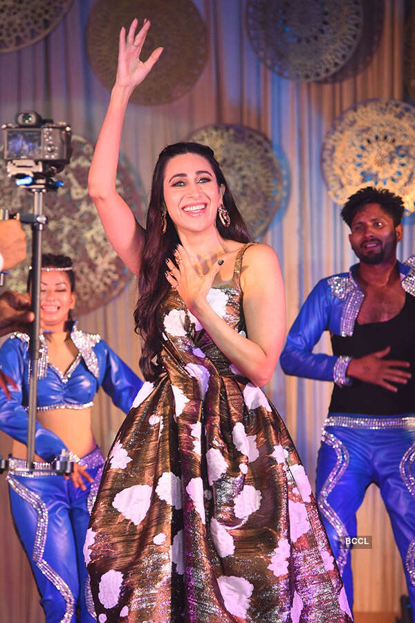 Karisma Kapoor performs at an award show after a long time