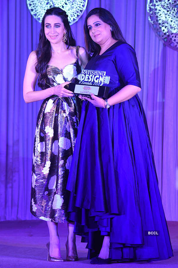 Karisma Kapoor performs at an award show after a long time