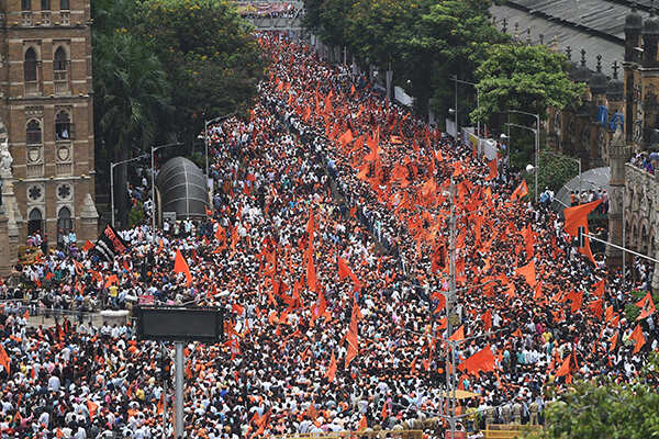 Lakhs of people take part in the silent protest march