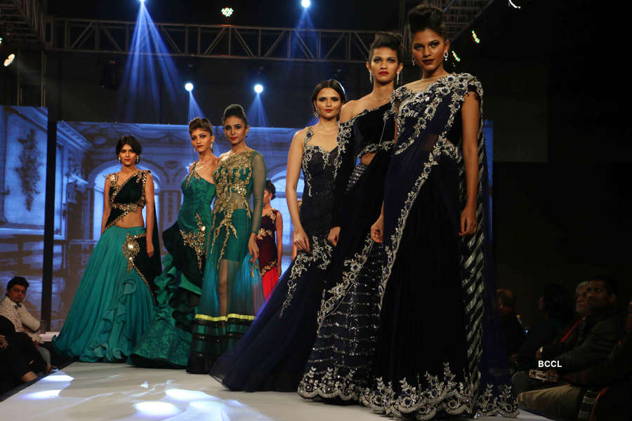 Zareen Khan turns showstopper for Archana Kochhar during her fashion ...