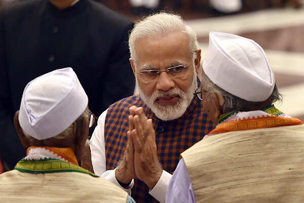 Narendra Modi greets freedom fighters
