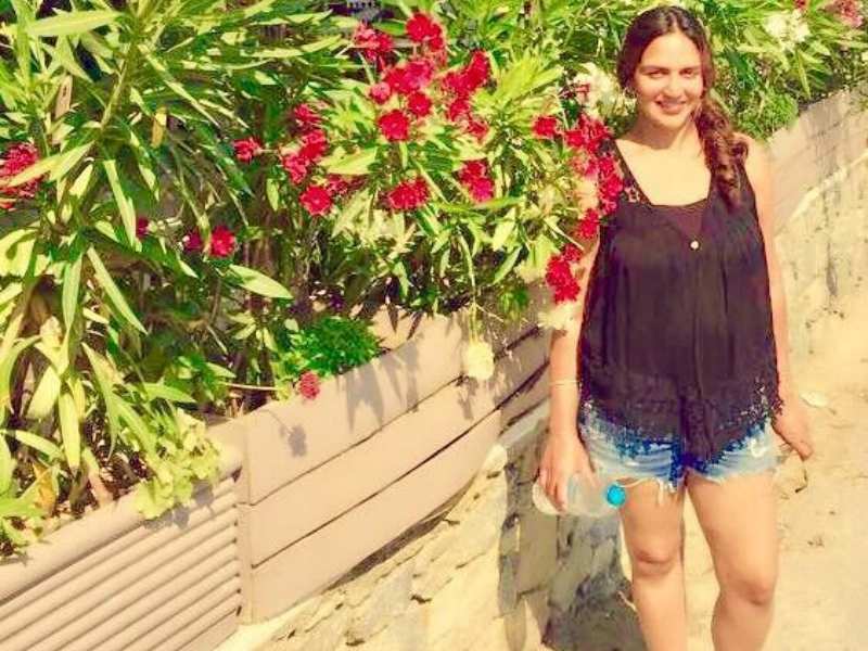 Esha Deol shows all her “pregnant friends” how to beat the heat with lots of H2O