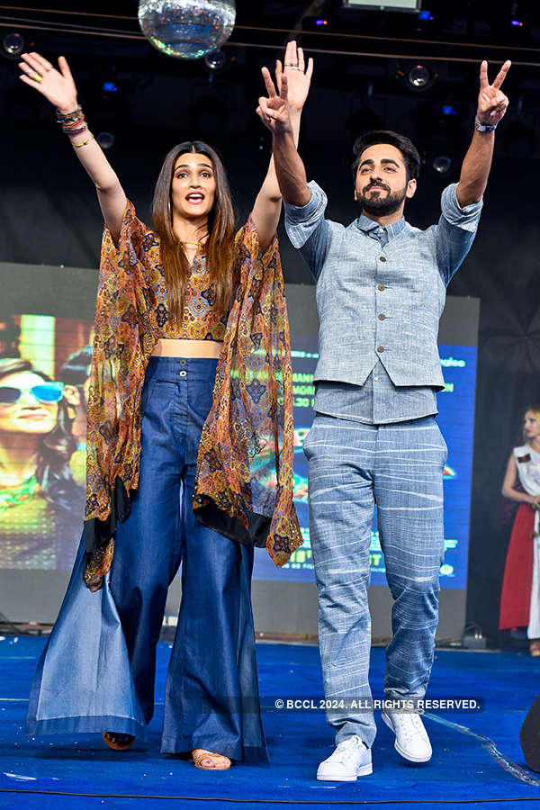 Kriti Sanon And Ayushmann Khurrana Shake A Leg As They Promote Their Film ‘bareilly Ki Barfi At