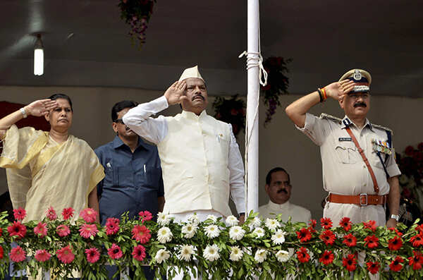 Chief Minister Raghubar Das salutes after hoisting the tri-colour