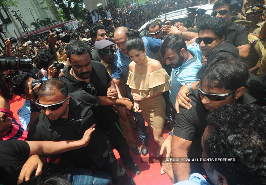 Fans go crazy as Sunny Leone visits Kochi