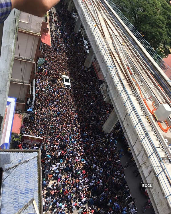 Fans go crazy as Sunny Leone visits Kochi