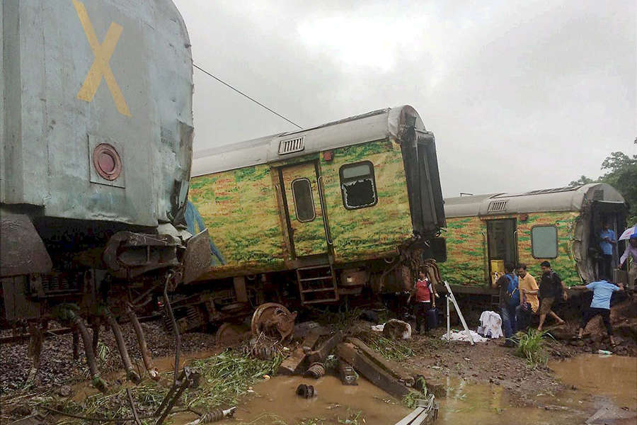 Mumbai-bound Duronto Express derails