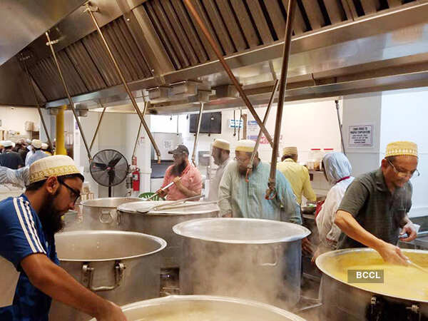 Volunteers from Indian Dawoodi Bohra community prepare food
