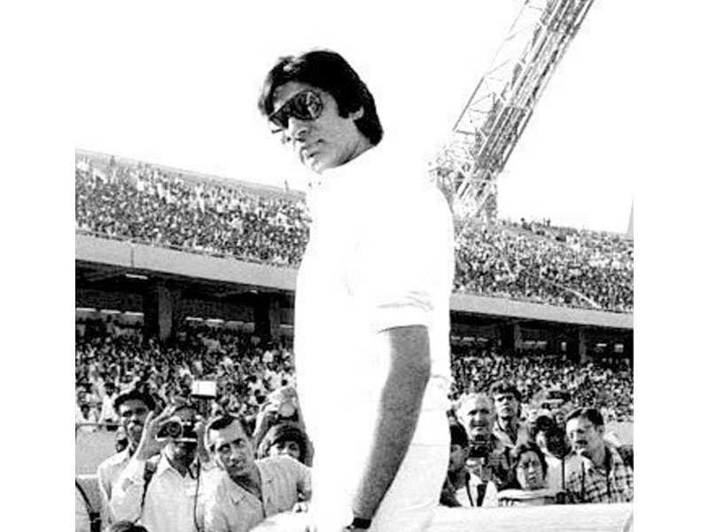 Pic: Amitabh Bachchan shares a rare picture of his cricketing days
