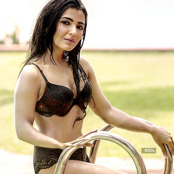Bong beauty Aaditi steams up Instagram with her hot avatar!