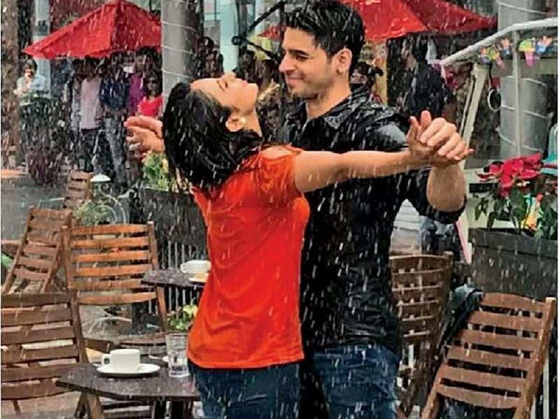 Pic Sidharth Malhotra And Rakul Preet Singh Get Romantic In The Rain For ‘aiyaary’ Shoot