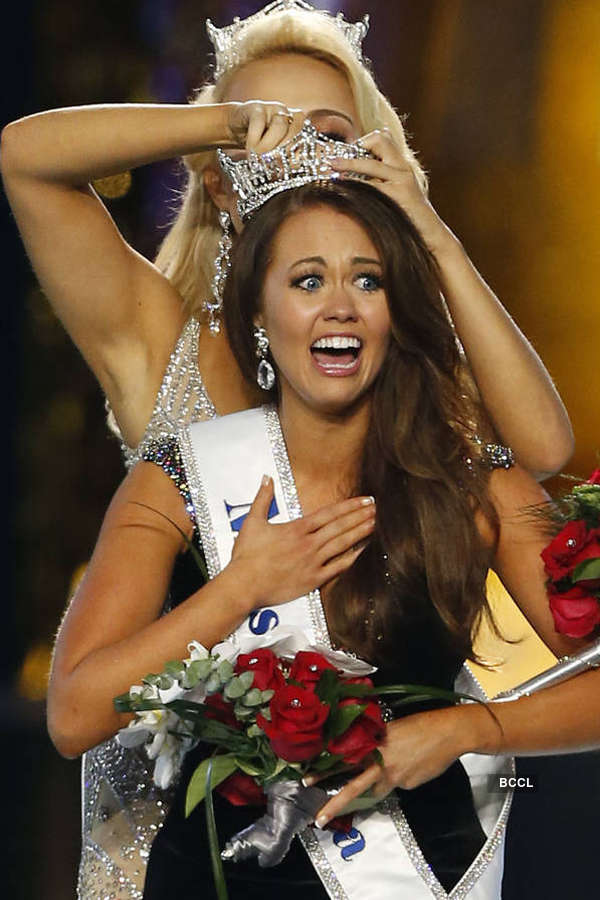 Cara Mund crowned Miss America 2018