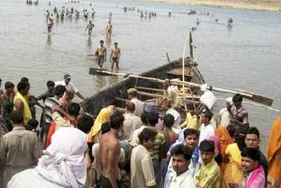 Boat capsizes in the Ganga