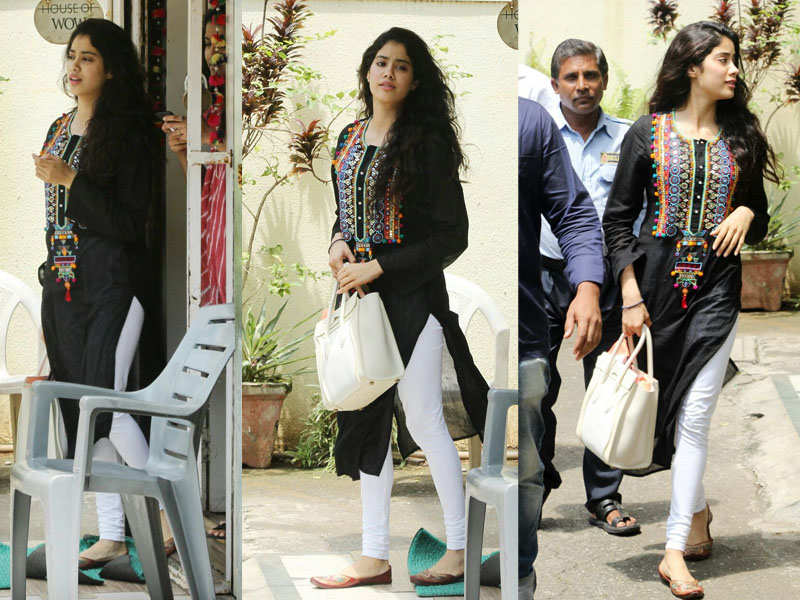 Anushka Sharma's shoulder bag is hottest accessory in b-town - Times of  India