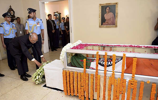 President Ram Nath Kovind pays his last respects to Arjan Singh