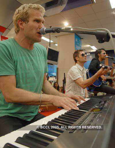 Three Member Band in city