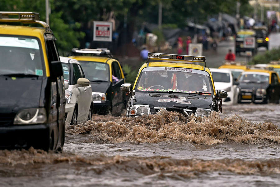 Heavy rains in Mumbai, high-tide alert