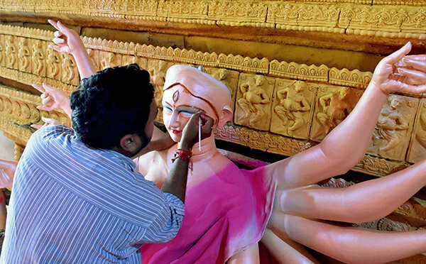 An artist performs Chokkhu Daan