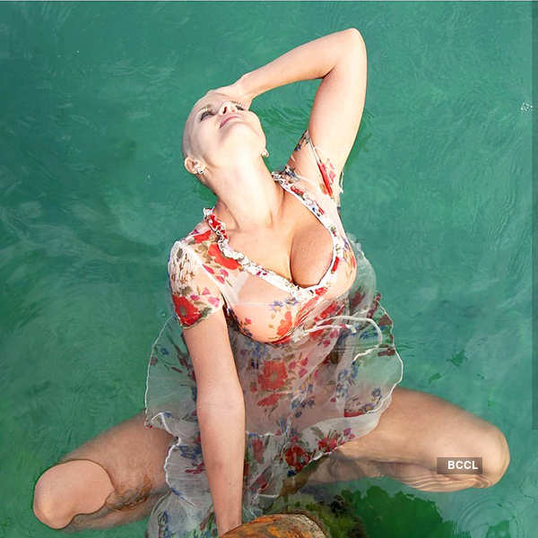 Мария Аронова в купальнике, демонстрируя свой безупречный вкус