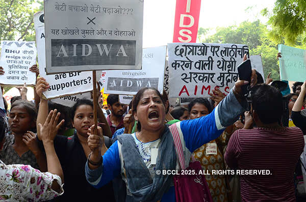 Students' unions stage protest against BHU baton-charge