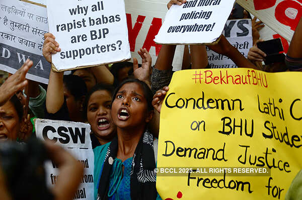 Students' unions stage protest against BHU baton-charge