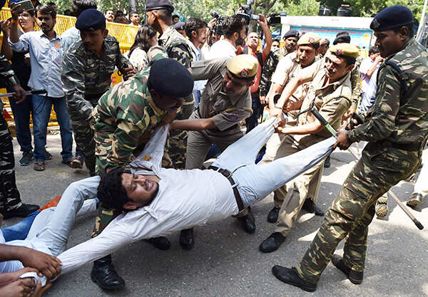 ​ Policemen detain ABVP members