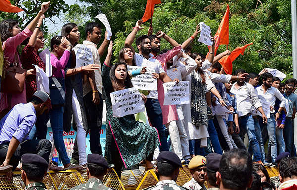 Students' unions stage protest against BHU baton-charge