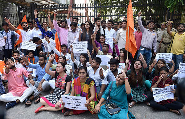 Students' unions stage protest against BHU baton-charge