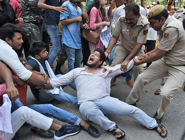 Students' unions stage protest against BHU baton-charge