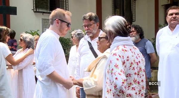 Jamie Alter Meets Friends And Relatives During The Funeral Of His Father Tom Alter In Mumbai Photogallery